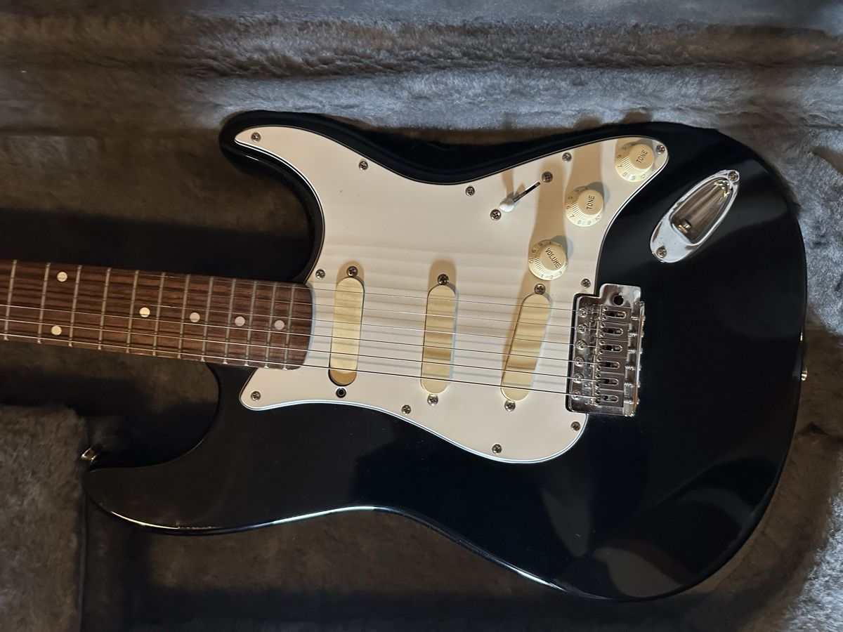 Musikinstrumente: E-Gitarre Cheri mit Koffer – Gebraucht aus Zürich von mvs 1