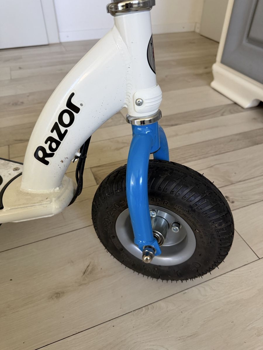 Scooter: Razor E300 E-Scooter weiss/blau mit Ladegerät – Usato da Stein am Rhein venduto da bep2 1