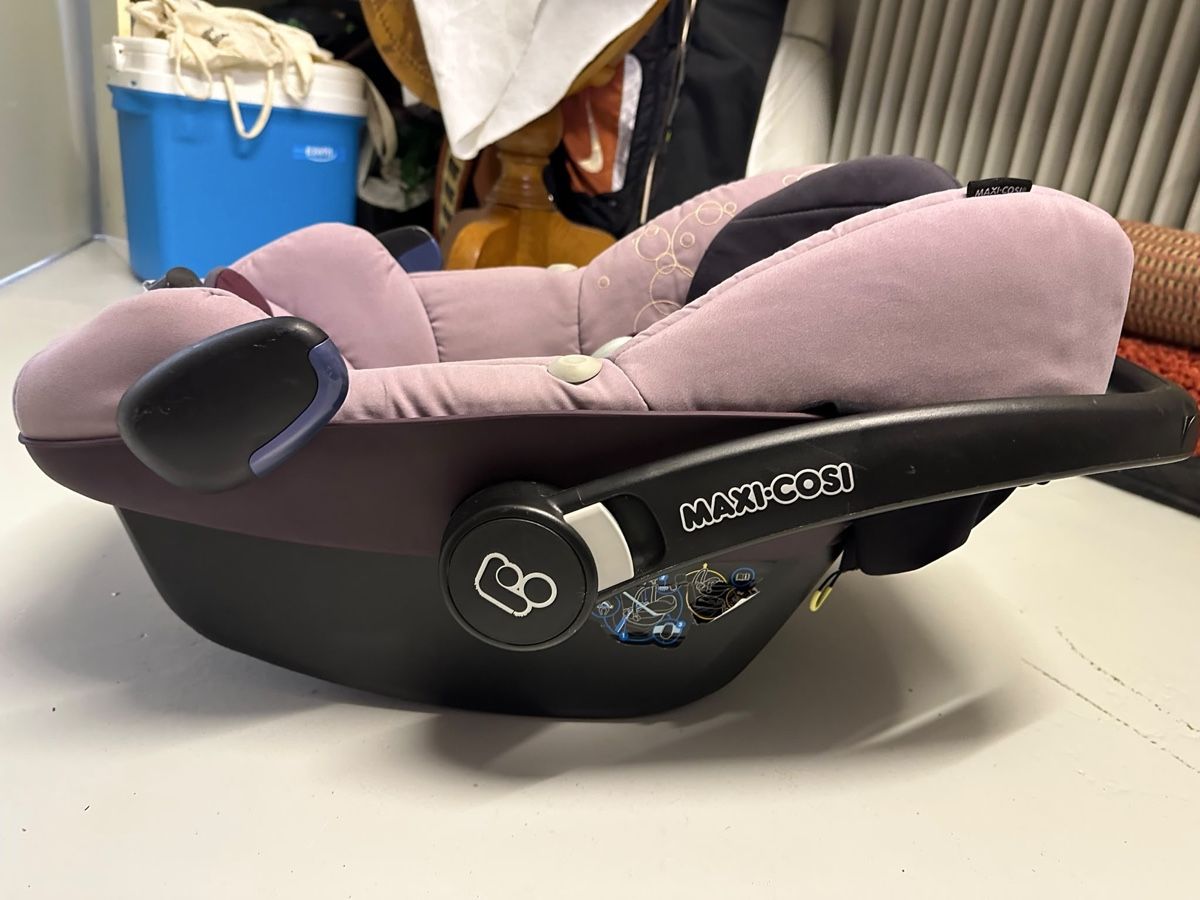 Seggiolini per auto: Maxi-Cosi Babyschale mit Isofix Station gebraucht – Usato da Langenthal venduto da aida_la3s 4