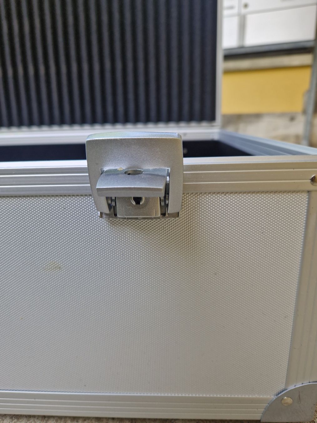 Topcase: Flight Case Aluminium with Foam for Equipment – Gebraucht aus Rüschlikon von -J05u3- 3