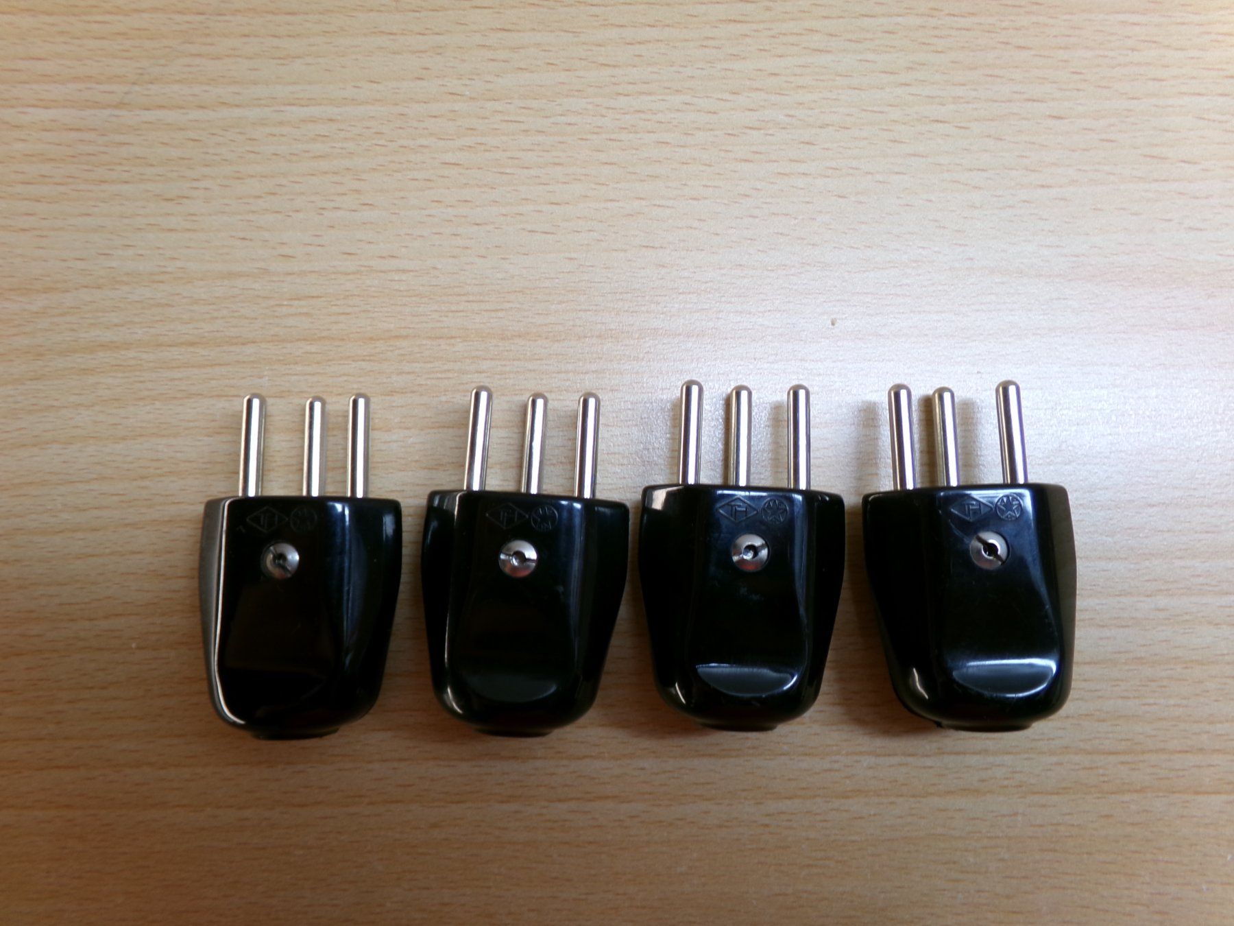 Fiches d'alim.: 4 Stecker Typ12 schwarz – D'occasion à Hombrechtikon par Maloev17 4