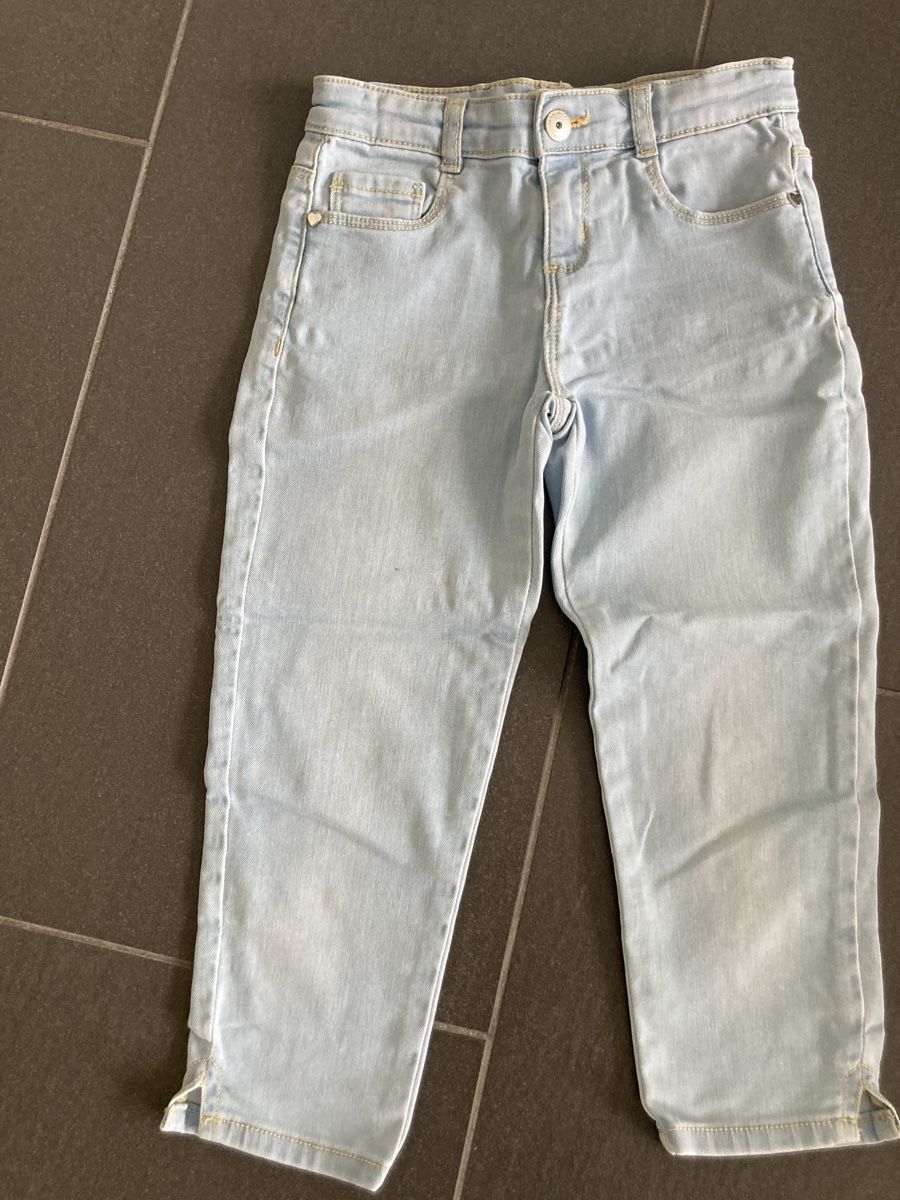 Pantaloni: Mädchen 3/4 Jeans Gr. 128 hellblau – Usato da Eschenbach SG venduto da 12seasons