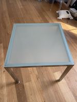 Table en verre et chaises