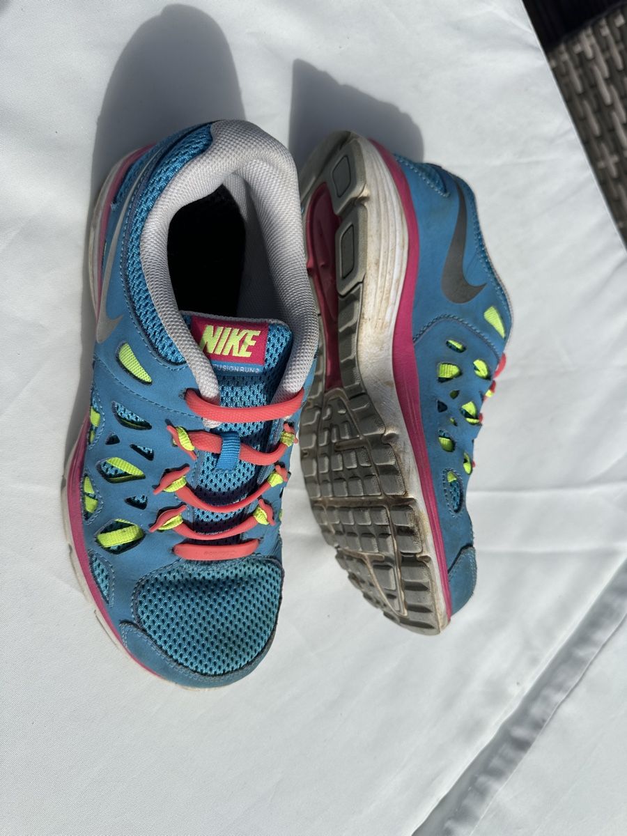 Nike Scarpe da donna: Blue Nike Running Shoes - Size US 7 - Great for Spring – Usato da Thalwil venduto da Maricortin 1