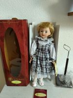 Porzellanpuppe Symphony "Julie" mit Sockel