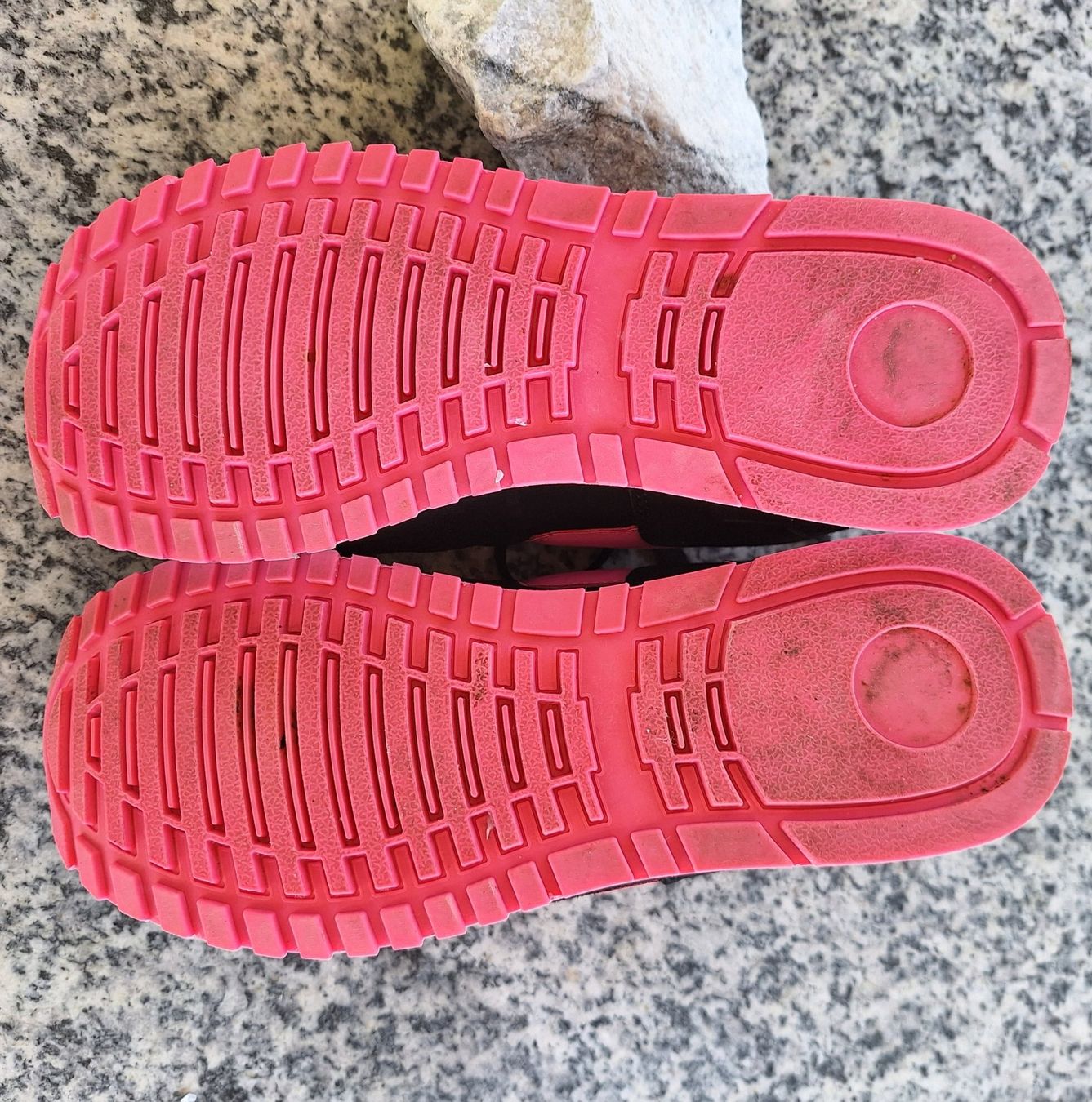 Scarpe da donna: Damen Sneakers, schwarz/pink, Gr. 37 – Usato da Herisau venduto da Toscanini_w 3