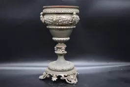 Historismus Prunkpokal 29,5 cm Putten & Reliefdekor