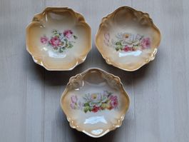 Drei alte Porzellanschälchen mit Rosenmuster