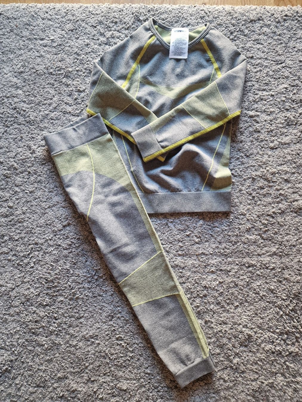Kleiderpakete & -sets: Thermokleider 2 Set 98/104 2-4Y – Gebraucht aus Basel von chingson 1
