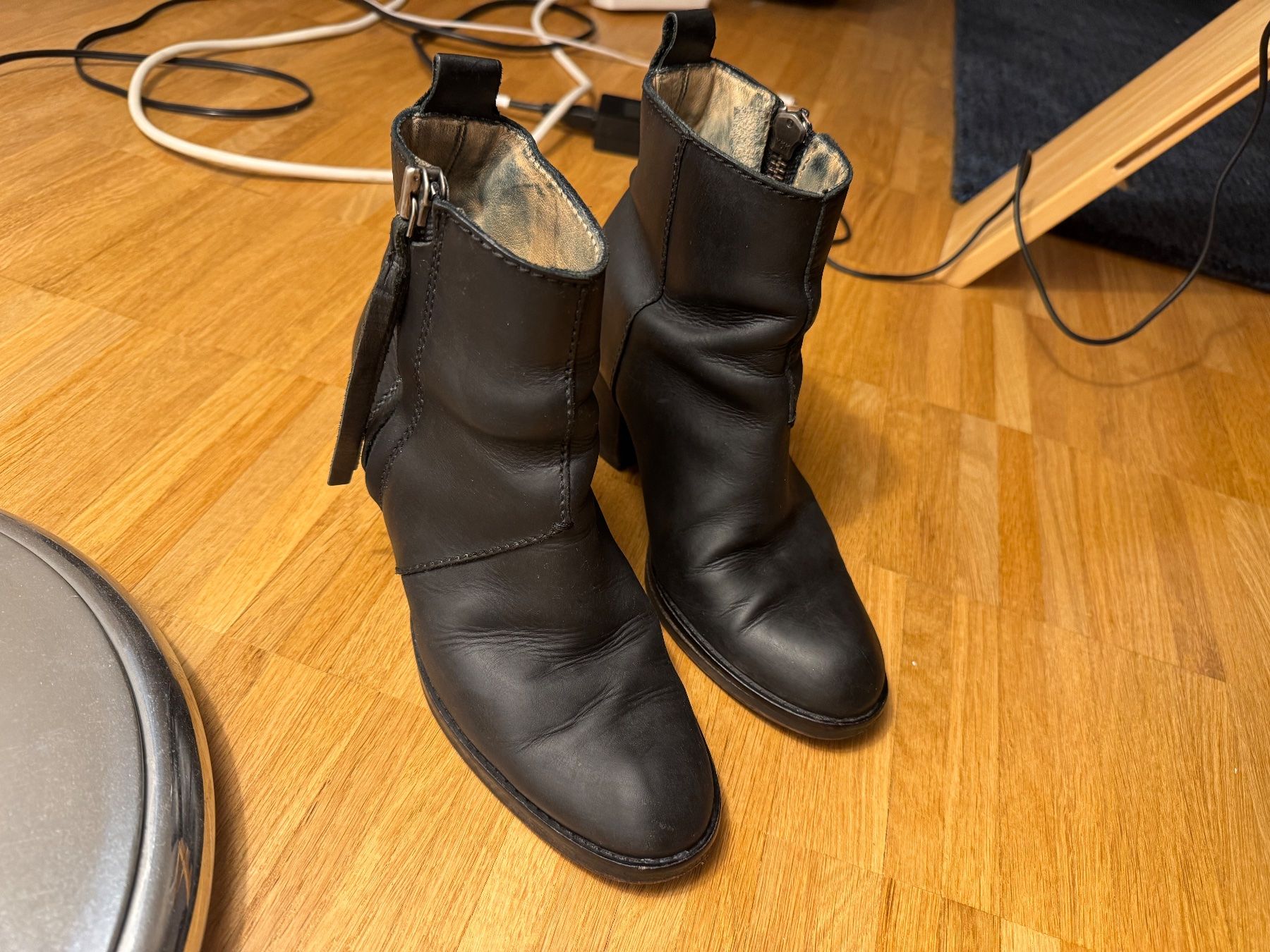 Acne Studios Scarpe da donna: Acne Studios Pistol Leather Ankle Boots – Usato da Fribourg venduto da mariedw