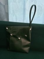 Dunkelgrüne Clutch Tasche mit Nieten, ideal für den Somme...