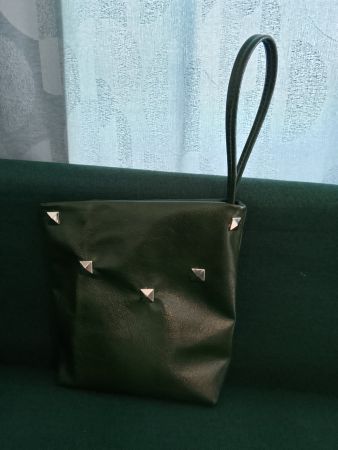 Dunkelgrüne Clutch Tasche mit Nieten, ideal für den Somme...