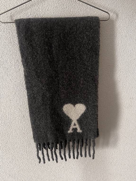 Foulard & Sciarpe: Schal von Ami Paris – Nuovo (secondo la descrizione) da Stetten SH venduto da Coco056 1