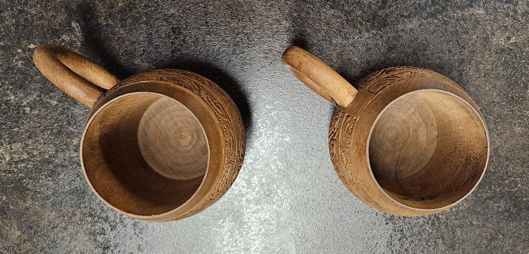 Articoli in legno: zwei schöne geschnitzte Holzbierkrüge – Nuovo (secondo la descrizione) da Lauerz venduto da jaybra 2