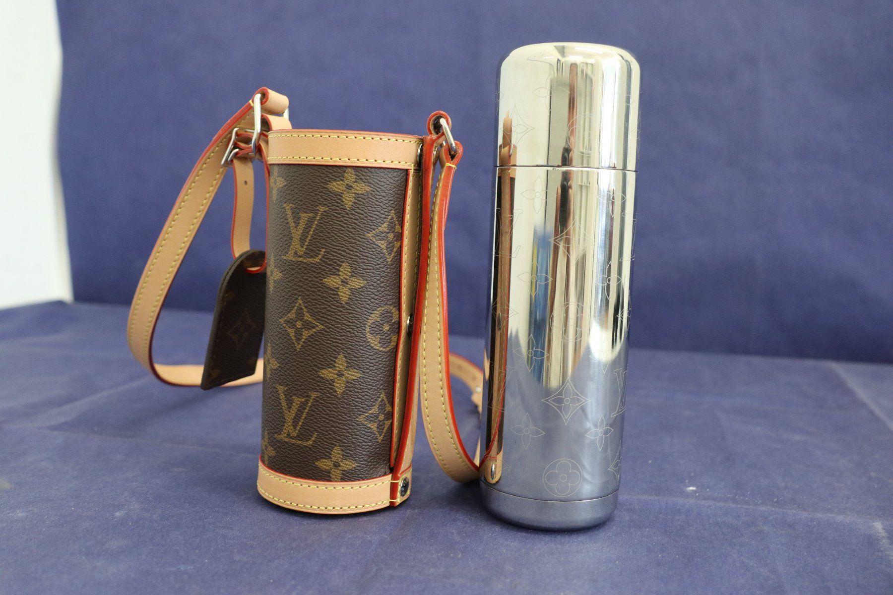 Borracce & Thermos: Louis Vuitton Wasserflasche mit Monogram Canvas Hülle – Nuovo (secondo la descrizione) da Liestal venduto da FuV01 1