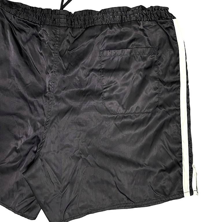 Adidas Pantaloni: Vintage Adidas Shorts – Usato da Zürich venduto da deflipper 1
