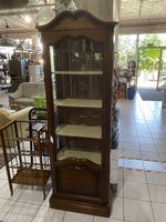 Schöne Vitrine aus dunklem Holz mit Schubladen