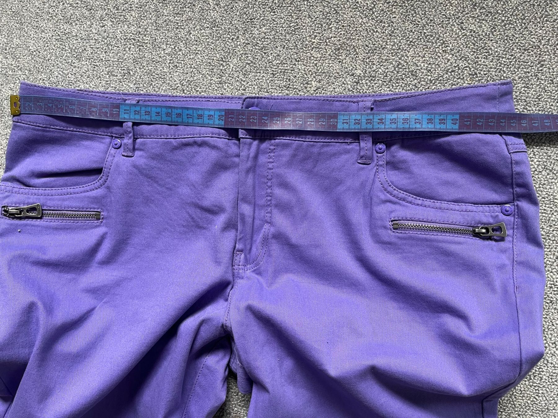Pantaloni: Hose lila Gr 44 – Usato da Oberlunkhofen venduto da dreihaselnuesse 1