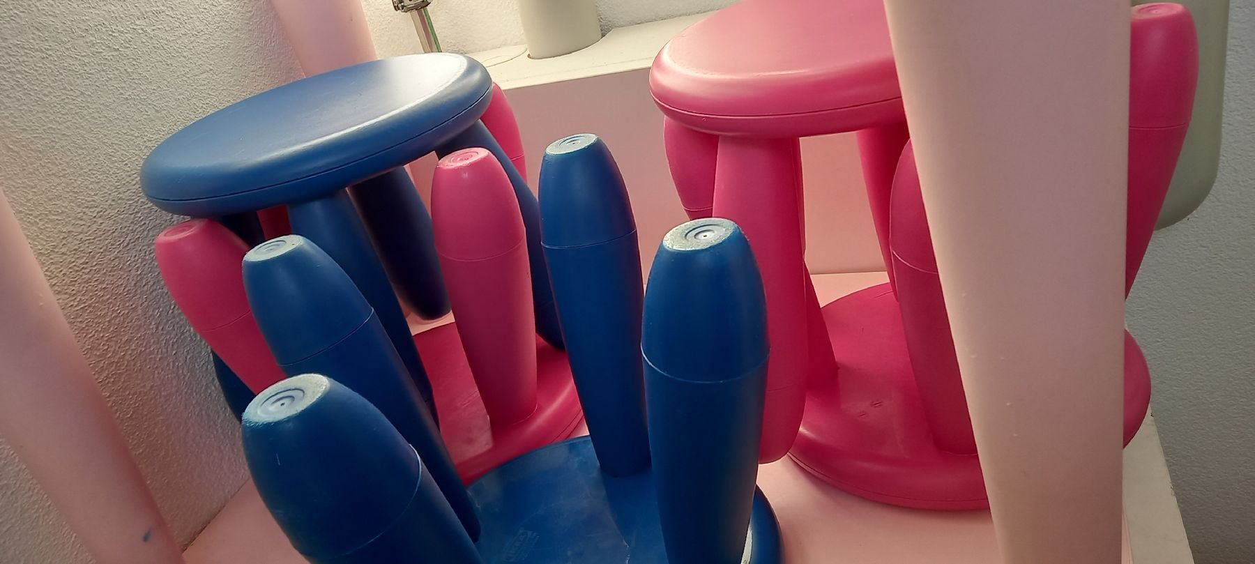 Tischset: Kindertisch blau mit 3 Hocker blau/pink gebraucht. – Gebraucht aus Berlingen von Scherrer7706 2