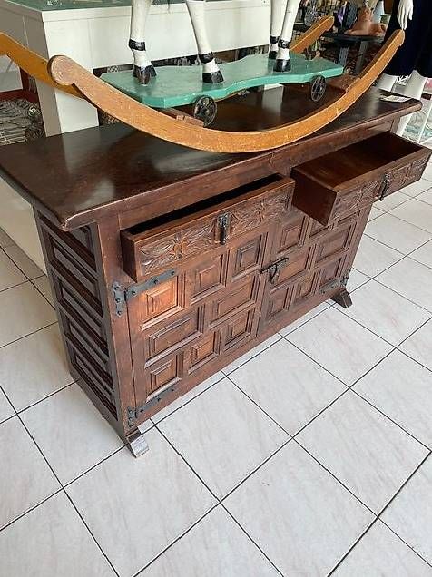 Commodes: 2türiges Möbel im spanischen Stil – D'occasion à Neuhausen am Rheinfall par galleria13 2