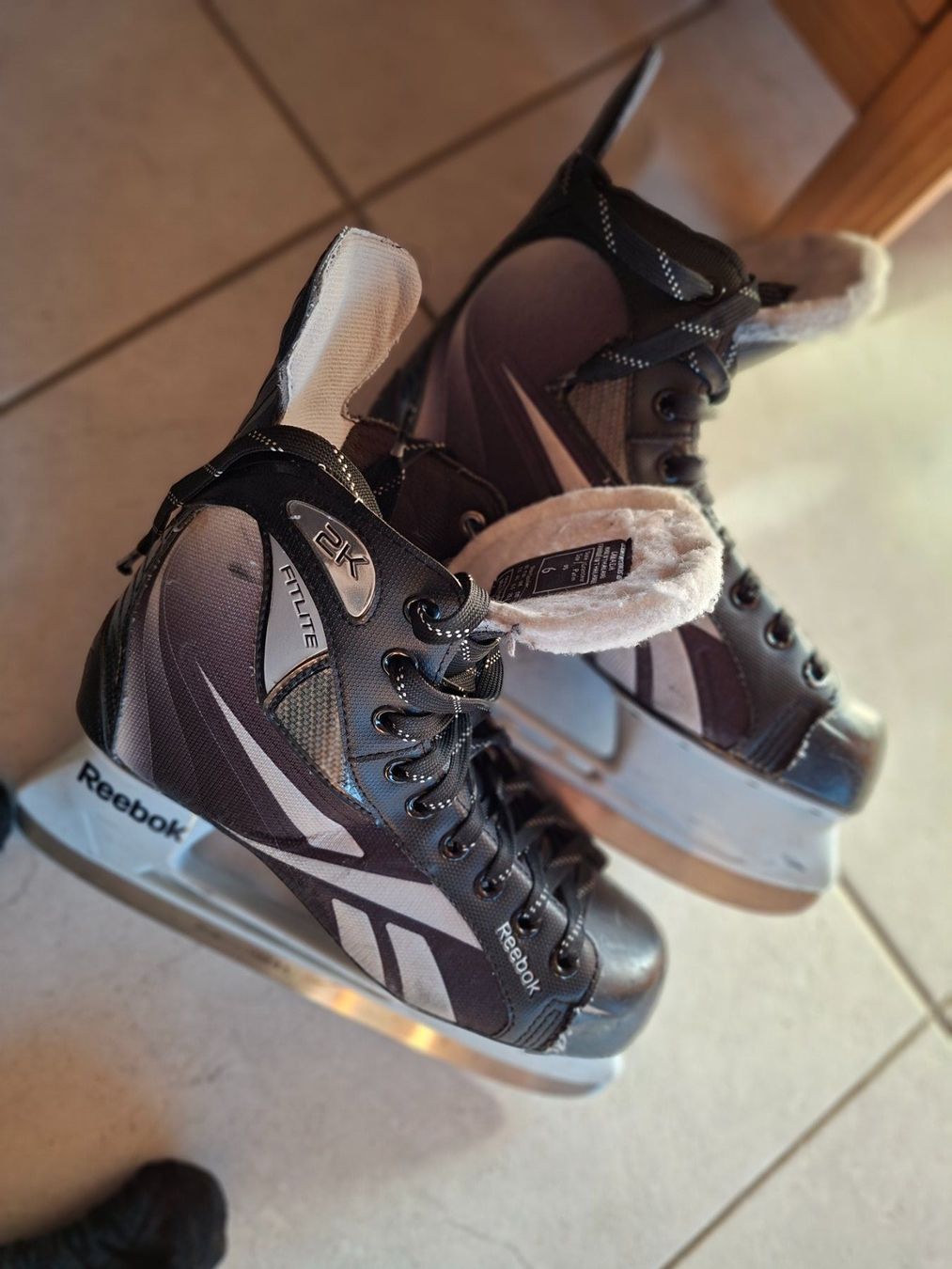 Reebok Pattini da ghiaccio: Eishockeyschlittschuhe, Gr. 40 – Usato da Wohlen b. Bern venduto da Looking4ward 2