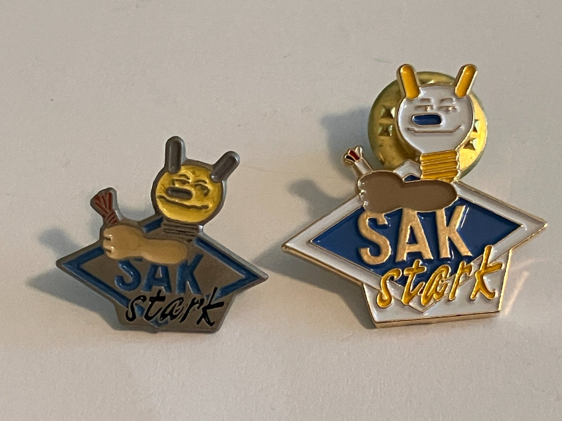Placchette & Badge: 2 Pin Sak Stark – Usato da Basel venduto da djwwpp