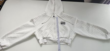 Weisser Pulli mit Kapuze, neuwertig Grösse L