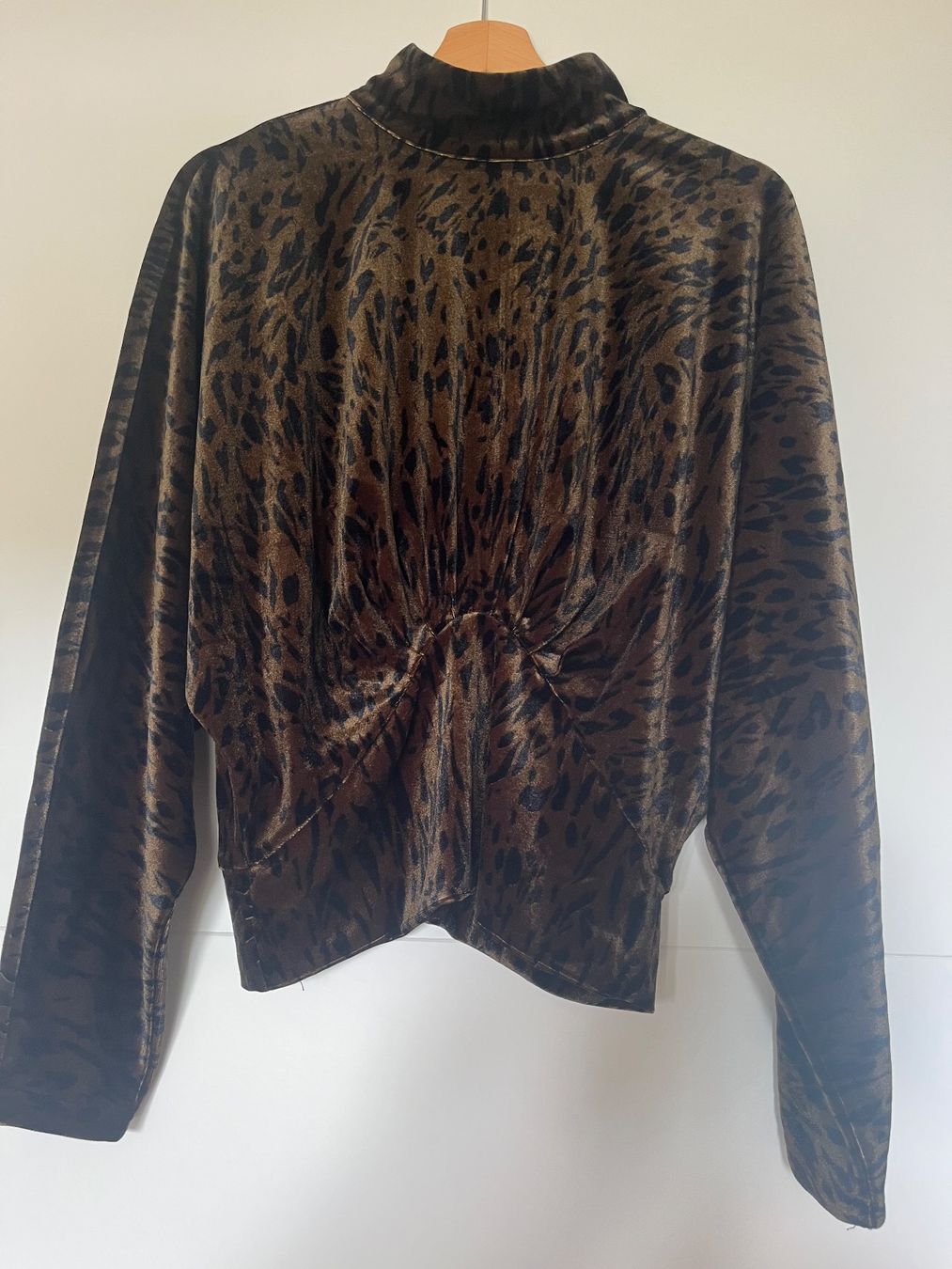 Top: Leo Oberteil Another Label – Nuovo (secondo la descrizione) da Bern venduto da Romel