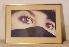 Eindrucksvolle, faszinierende Augen in goldenem Bilderrahmen