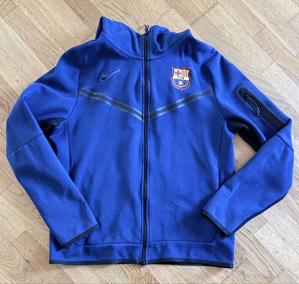 Nike Giacche: Nike Barcelona Tech Fleece Jacke – Usato da Schliern b. Köniz venduto da Karin7