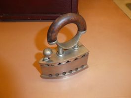 Kleines Bügeleisen mit Holzgriff und Decke