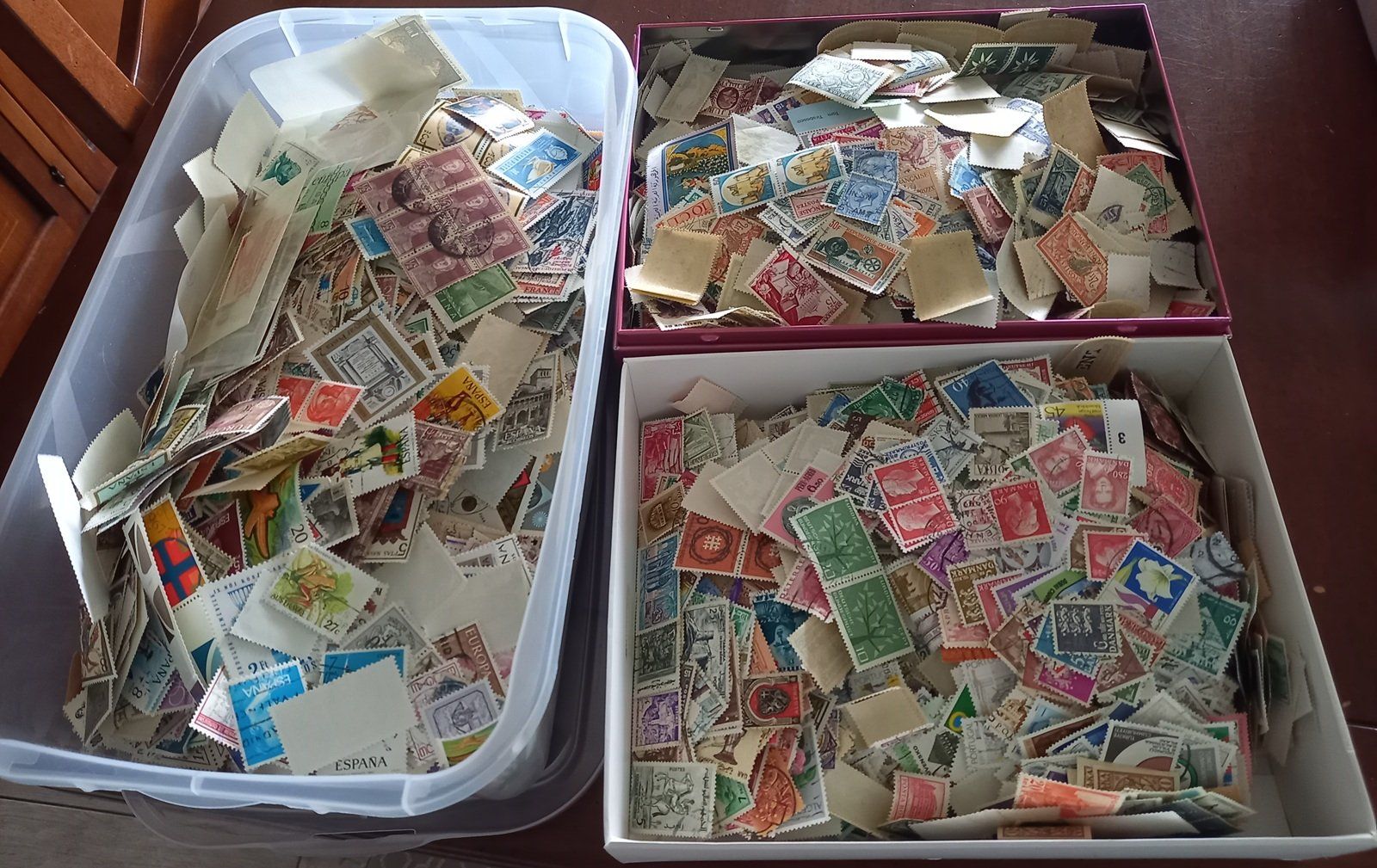 Tous les timbres: 1Kg200 timbres-poste variés, du monde – D'occasion à Crans-Montana par kira56