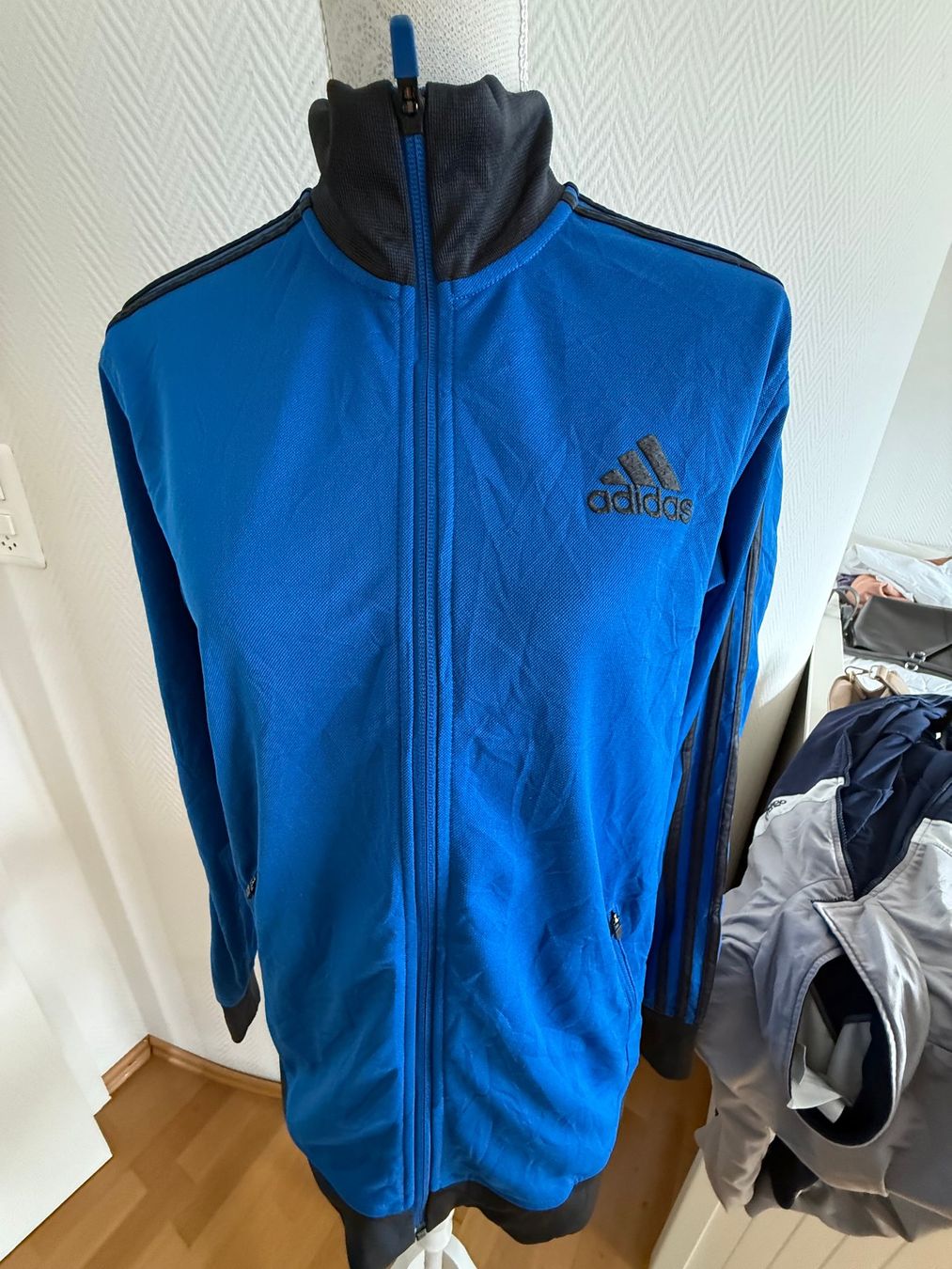 Adidas Giacche: Vintage blaue Adidas Jacke Grösse M  Polyester – Usato da Kirchdorf AG venduto da coco123