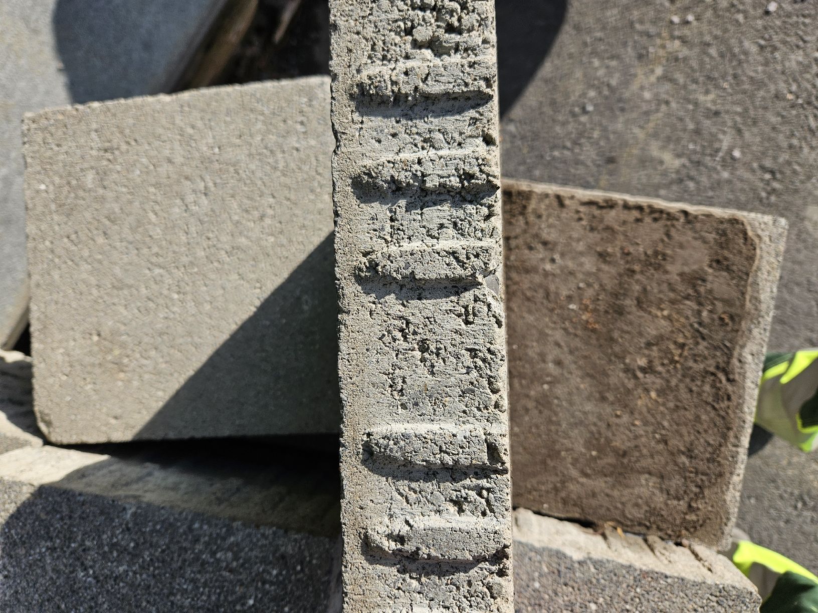 Pietre & tegole: Pflasterstein 25×25×6cm 35m² – Usato da Wasen im Emmental venduto da Yolo.2024 1
