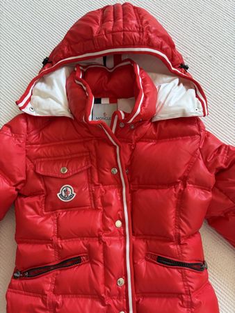 Moncler Daunenjacke rot mit Kapuze Grösse 0/XS/SNeuwertig 