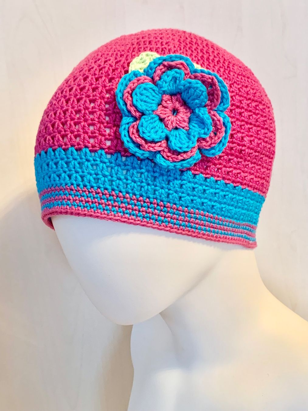 Altro abbigliamento per bambina: Kappe pink türkis mit Blume, Handarbeit, Einzelstück – Nuovo e nell'imballaggio originale da Emmenbrücke venduto da swissmade-miracles