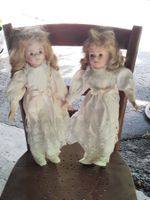 2 poupées blondes jumelles