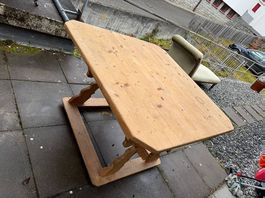 Rustikaler Holztisch