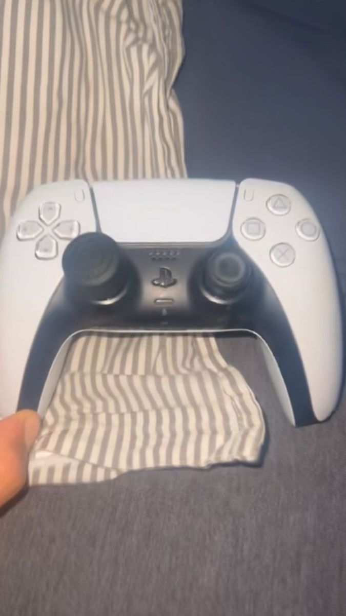 Sony Manettes: PS5 Sony Controller – D'occasion à Münsingen par mal_5w5k