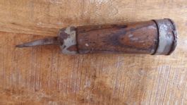 Antikes altes Handwerkzeug mit Holzgriff Stahlspitze Vintage