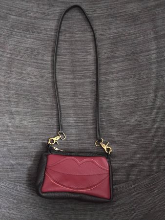 Leder Umhängetasche Handtasche Kuss Mund  Schwarz Rot Klein