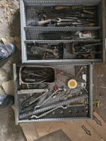 Werkzeugkasten mit Werkzeugen aus Metall gut erhalten
