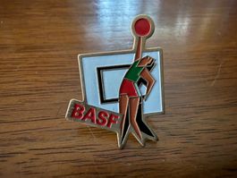Anstecknadel BASF Motiv Basketballspieler gebraucht Zustand