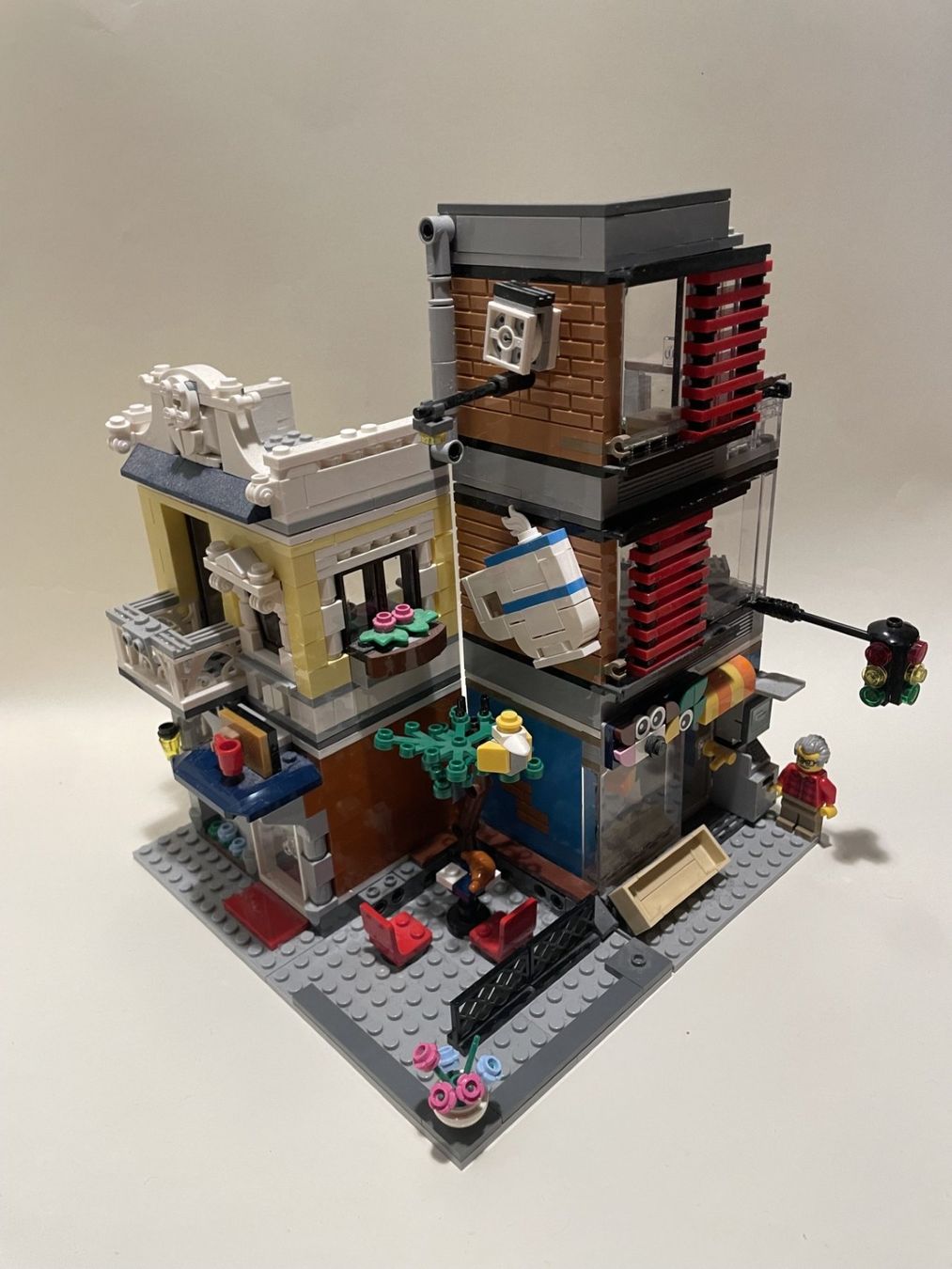Lego Jouets: Lego Creator Stadthaus mit Zoohandlung und Café – D'occasion à Zürich par maflaflo