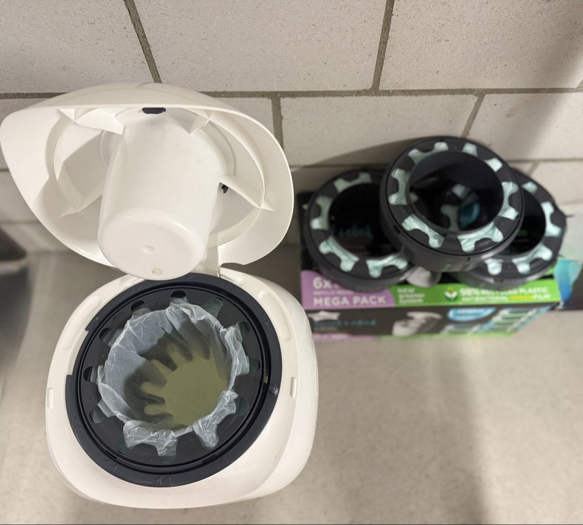 Tommee Tippee Cestini per rifiuti: Windeleimer mit 10x Nachfüllkassetten – Usato da Embrach venduto da Trendy24 1