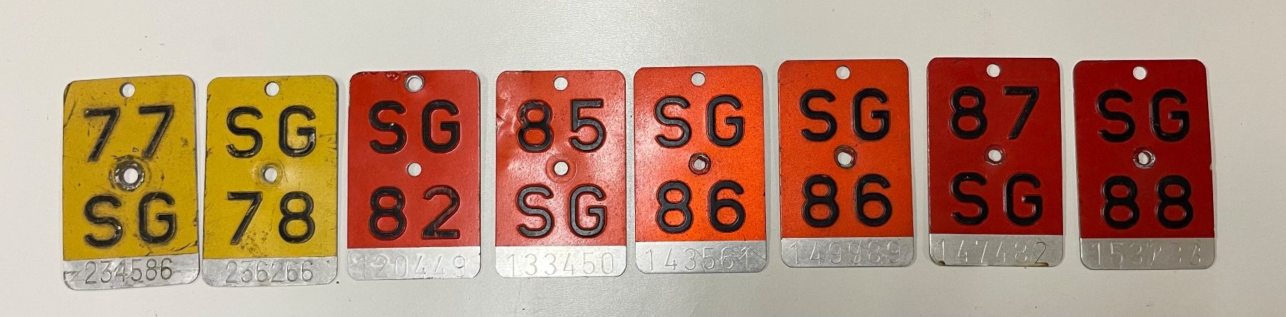 Insegne: Alte Velonummern SG / BE / FR / ZG / SZ – Usato da Bremgarten AG venduto da Schussi 1