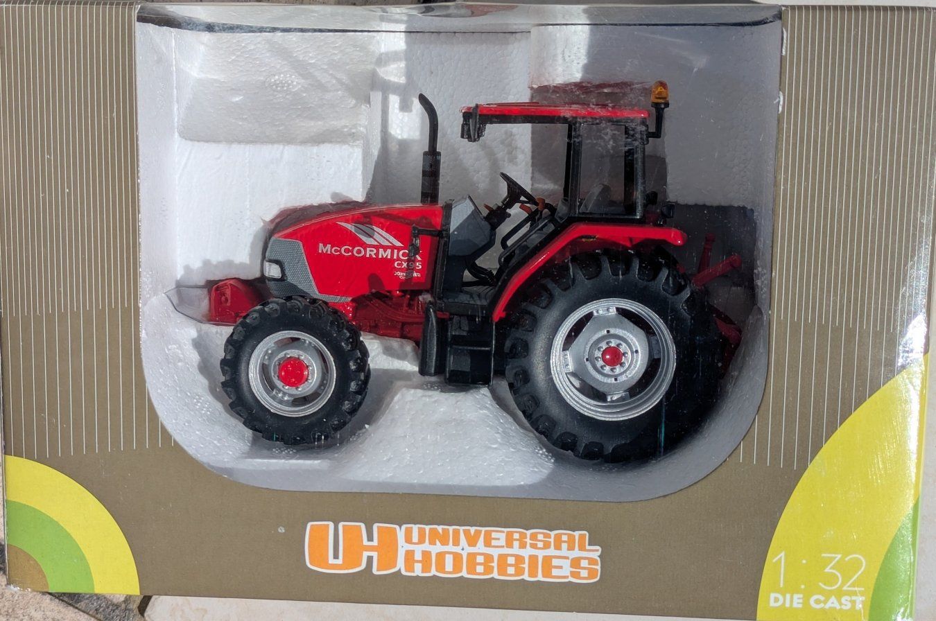 Giocattoli: Universal Hobbies McCormck CX 95 Traktor Massstab 1:32 – Nuovo (secondo la descrizione) da Forch venduto da Tr1a 1