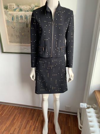 AKRIS: Schwarze Biker-Jacke mit bronzefarbenen Nieten, 36