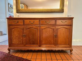 Massivholz-Sideboard mit Messinggriffen – 4 Türen