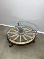 Wagenrad Tisch mit Glasplatte und Hufeisen
